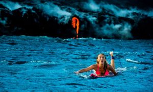Опубликованы потрясающие фото и видео полуобнаженной блондинки на серфе у извергающегося вулкана
