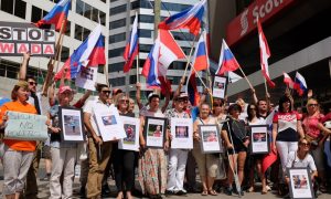 Жители Торонто провели массовую акцию протеста в поддержку российских паралимпийцев