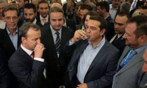 Аркадий Дворкович выпил водки с Алексисом Ципрасом на выставке в Салониках