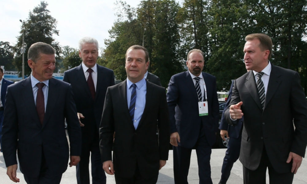 Медведев ходит по дворам