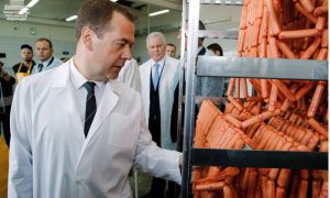 Медведев отказался попробовать бурятские сосиски и наелся сала