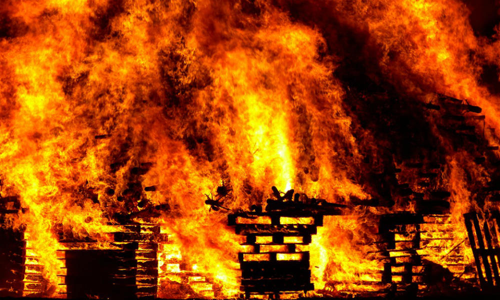 Трое мужчин и женщина сгорели заживо в дачном доме в Омске 