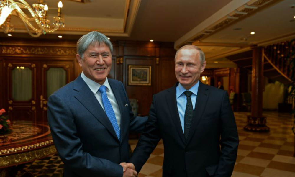 Президент Киргизии Атамбаев назвал Путина родным братом в день своего юбилея 