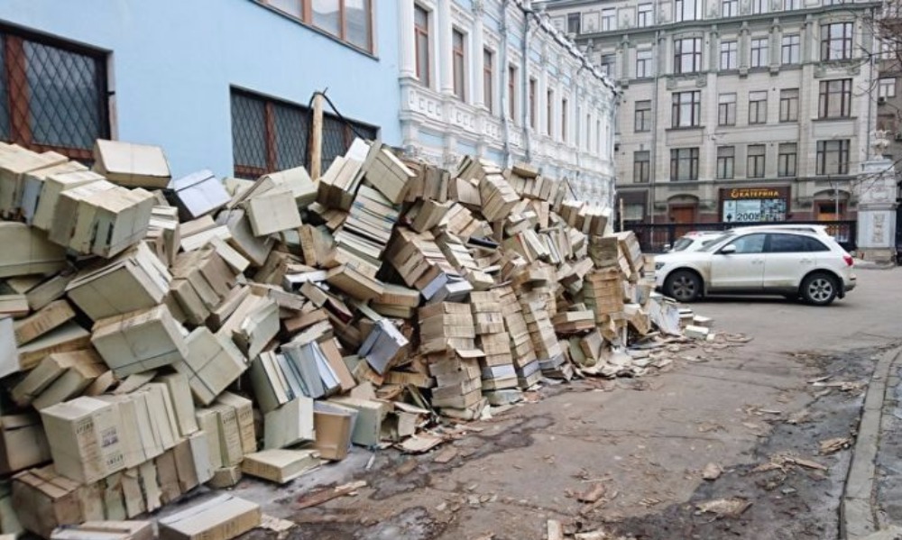 Уголовные дела столичного суда выбросили на улице в центре Москвы 