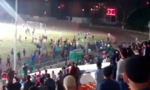 Массовая драка между футболистами и болельщиками на матче Кубка Содружества в Братске попала на видео
