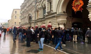 Несмотря на дождь: огромная очередь за новым iPhone образовалась в центре Москвы