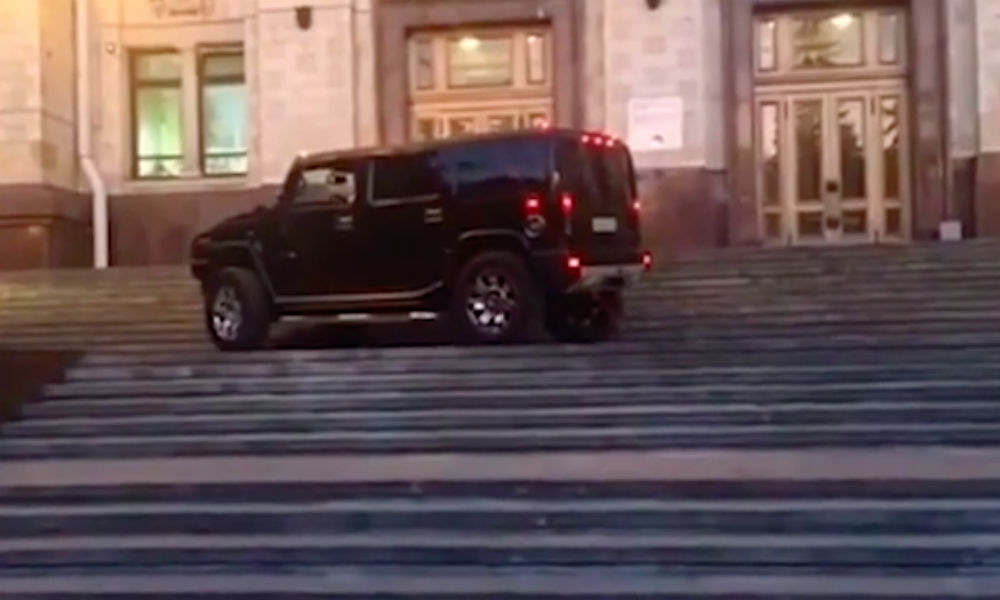 Мажоры на черном Hummer заехали на лестницу главного здания МГУ 