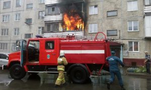 Полицейские спасли геройского мальчика, который пытался потушить пожар на балконе в Кемерове