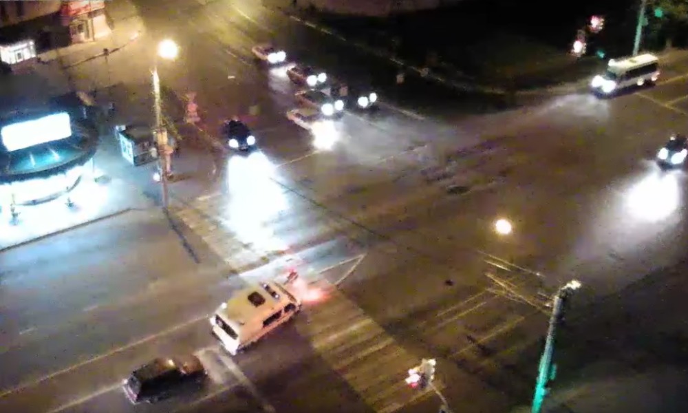 Опубликовано видео наезда спешившей на вызов скорой помощи на светофор в Липецке 