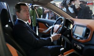 Для сохранения достижений мы продолжим поддержку российского автопрома, - Медведев