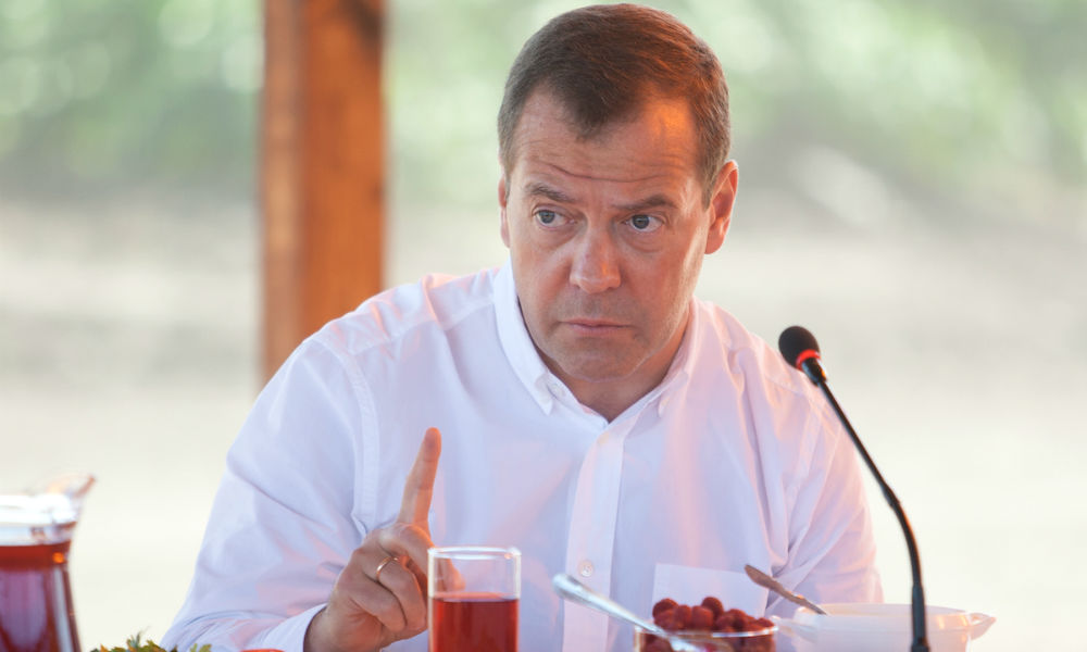 Медведеву вместо знаменитой астраханской рыбы продали бутылку кваса 
