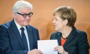 Коалиция Меркель раскритиковала Штайнмайера и призвала продолжать «запугивать» Россию