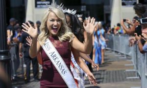 Улыбчивая блондинка из Арканзаса обошла на конкурсе «Мисс Америка» открытую лесбиянку из Миссури