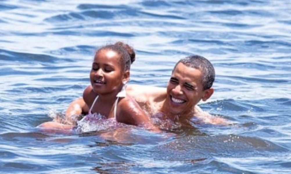 Обама вырос от вымершей ящерицы с шикарной улыбкой до симпатичной золотой рыбки на Гавайях 