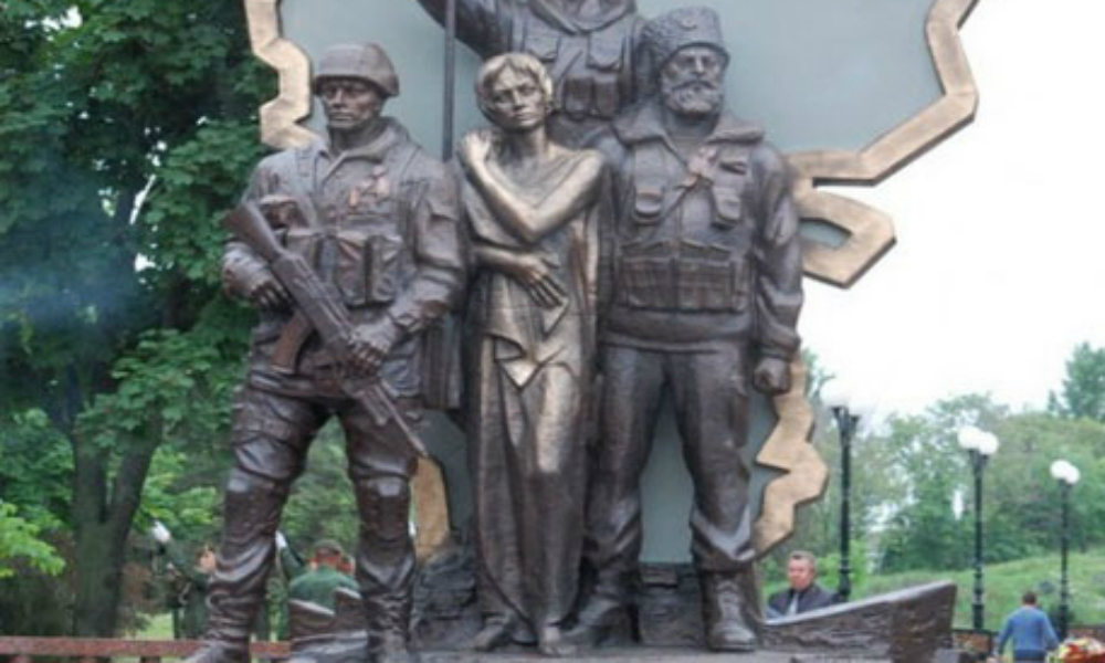 Диверсанты взорвали памятник погибшим ополченцам в Луганске «Они стояли за Родину» 