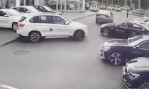 Угнать за 100 секунд: дерзкая кража четырех BMW из автосалона в Петербурге попала на видео