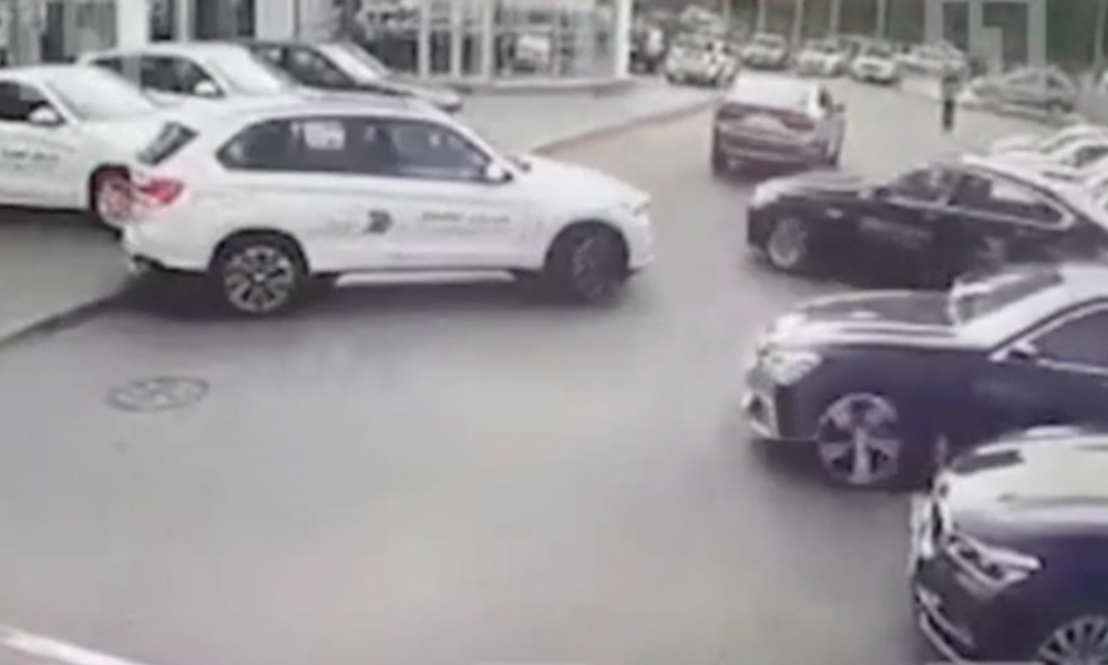Угнать за 100 секунд: дерзкая кража четырех BMW из автосалона в Петербурге попала на видео Угнать за 100 секунд: дерзкая кража четырех BMW из автосалона в Петербурге попала на видео