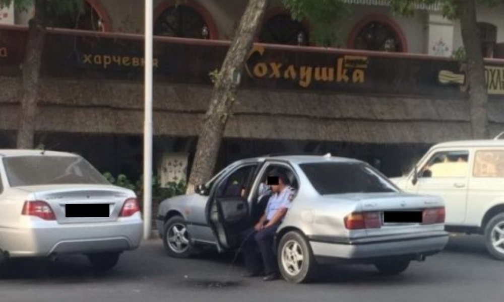 Справлявшего нужду из салона авто у харчевни «Хохлушка» полицейского уволили из МВД Казахстана 