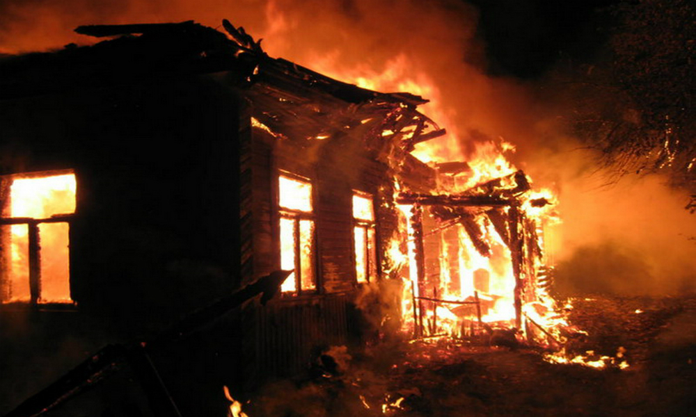 Пятеро детей сгорели заживо за одну ночь: стали известны подробности страшных пожаров под Псковом и Екатеринбургом 