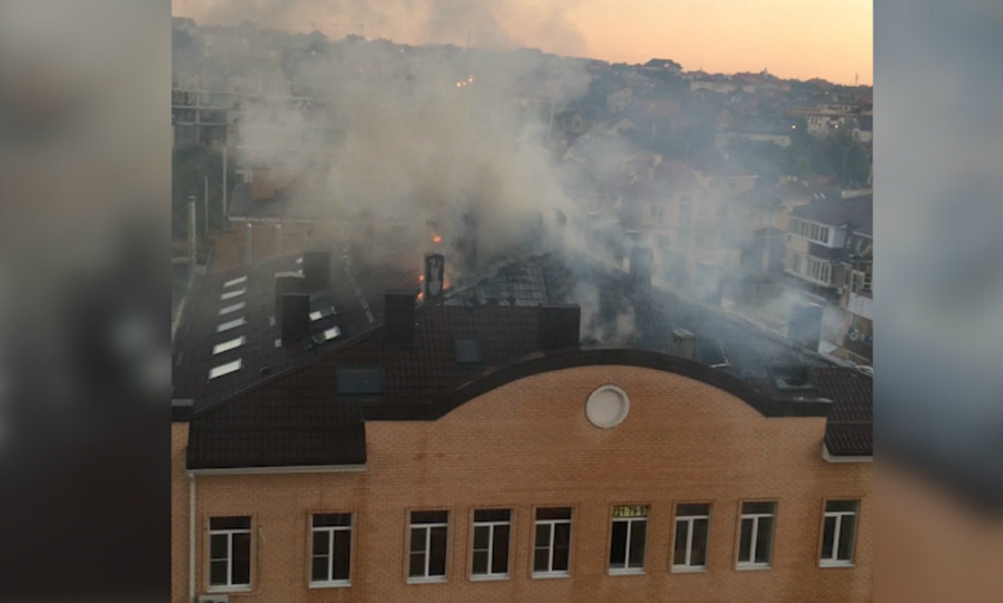 В Ростове потушили пожар в четырехэтажном жилом доме силами 69 спасателей 