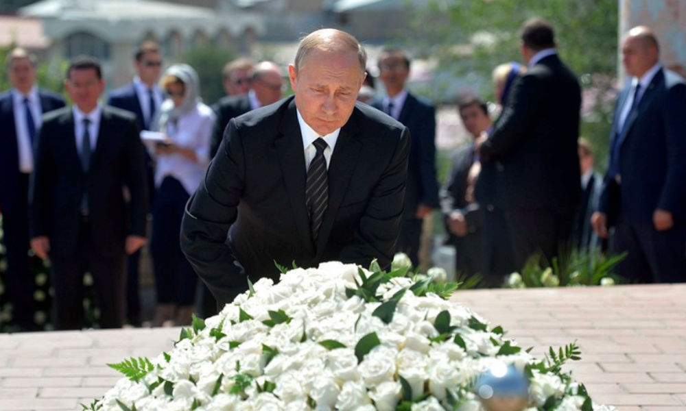 Путин простился с Каримовым и выразил соболезнования его семье в Самарканде 