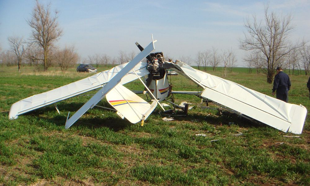 Пилот совершившего жесткую посадку самодельного самолета скончался в Рязанской области 