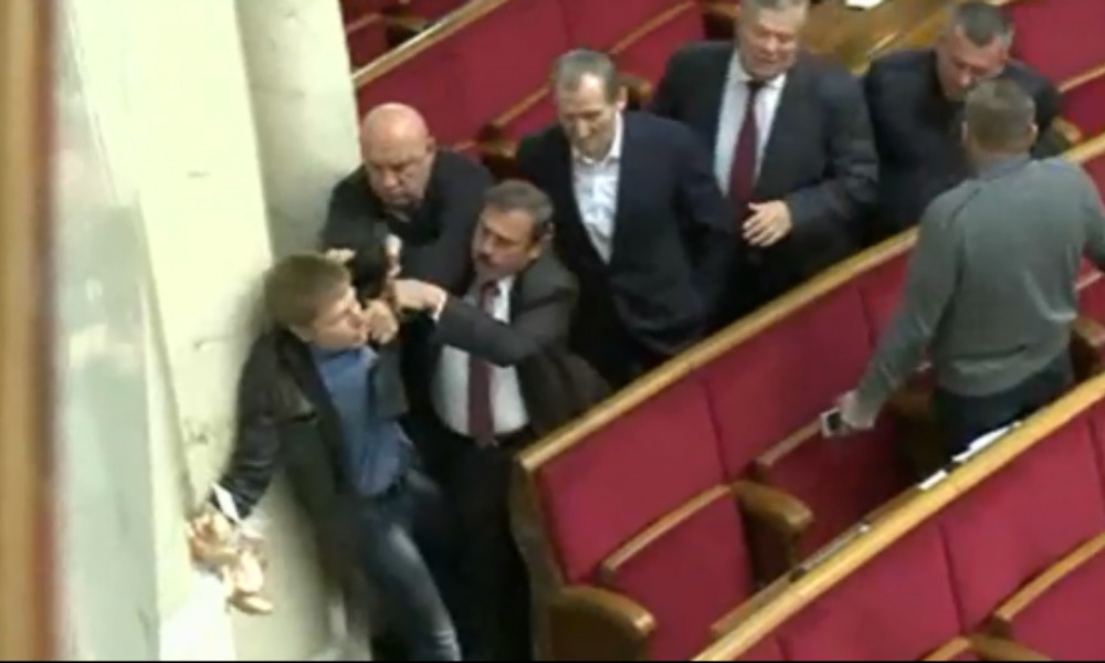 Опубликовано видео драки украинских депутатов из-за сухарей в Верховной раде 