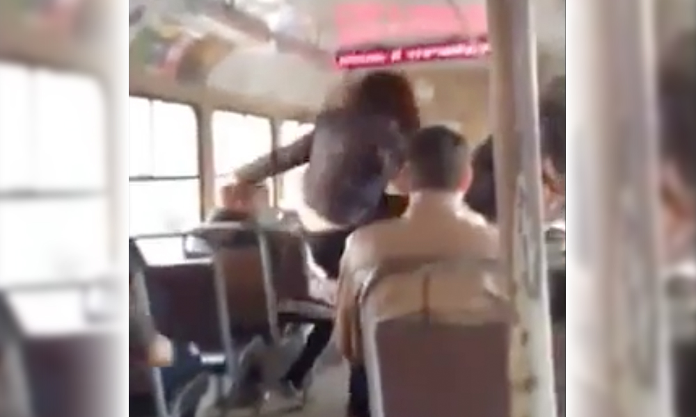 Дерзкое избиение женщины-кондуктора в трамвае Екатеринбурга попало на видео 