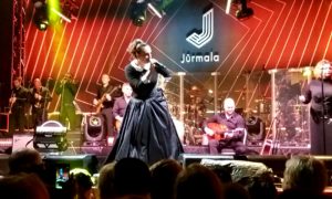 Скандал на концерте Елены Ваенги в Юрмале с брошенной в певицу колбасой попал на видео