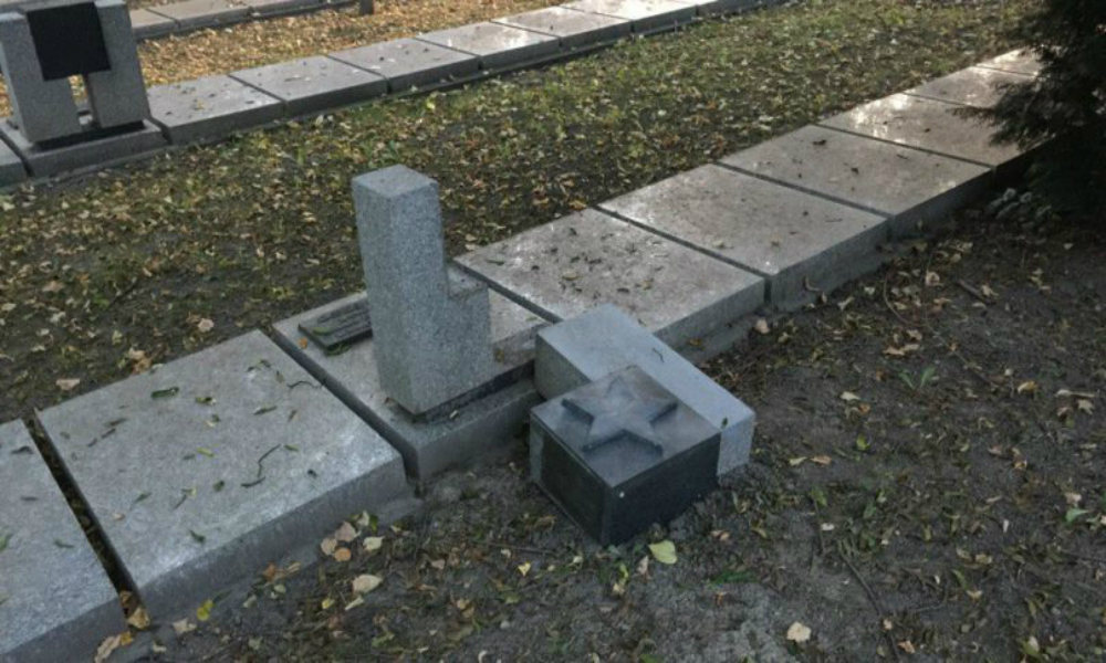 Вандалы осквернили могилы советских героев на кладбище в польской Познани 