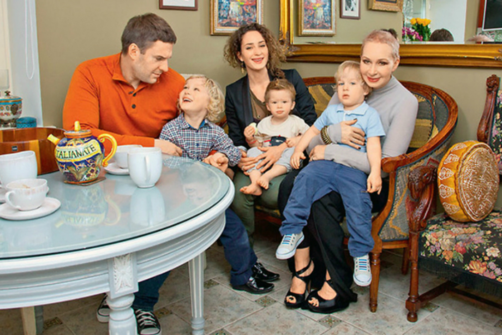 Татьяна Васильева с сыном, дочерью и внуками