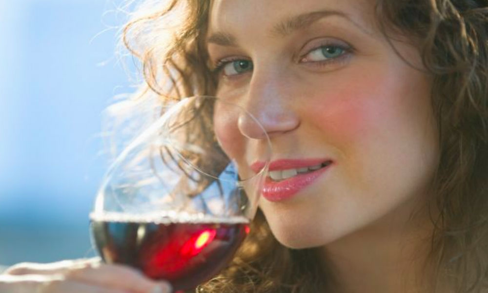 Женщина костя. Женщина Наташа Курбатова. Вино с лицом в кепке. Women Drink Wine stock photo. Vine Drink woman photo.