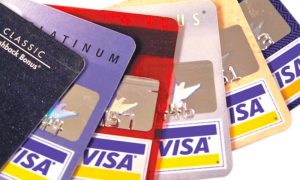 У российских держателей банковских карт Visa перестали принимать платежи за рубежом