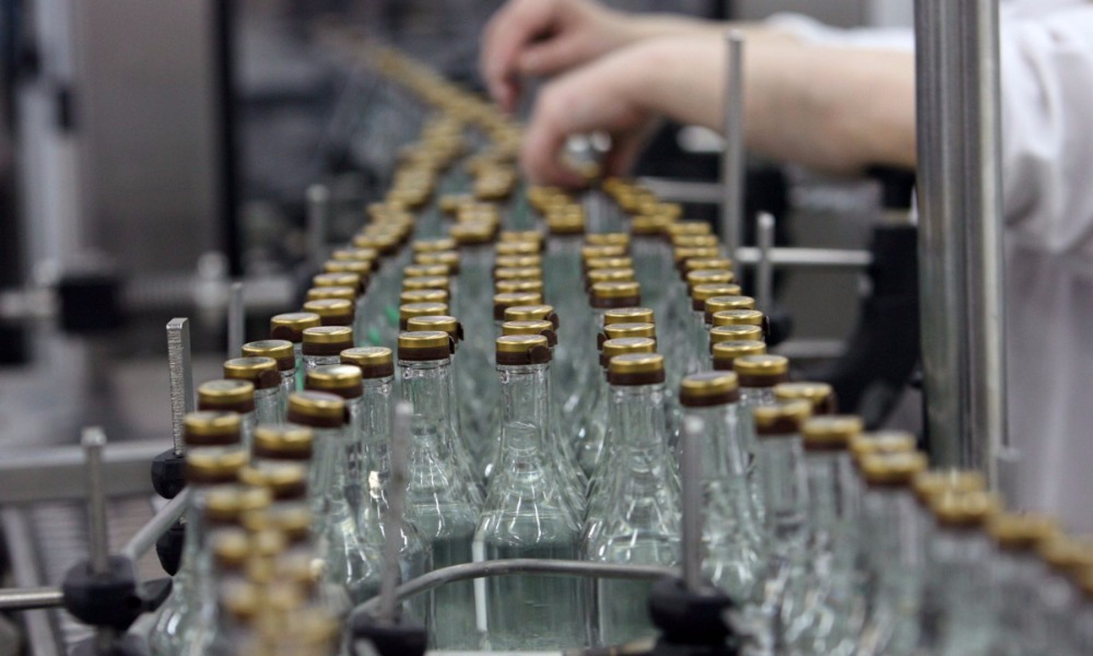 100 рублей за пол-литра: Минпромторг России предложил оптимальную цену на водку 
