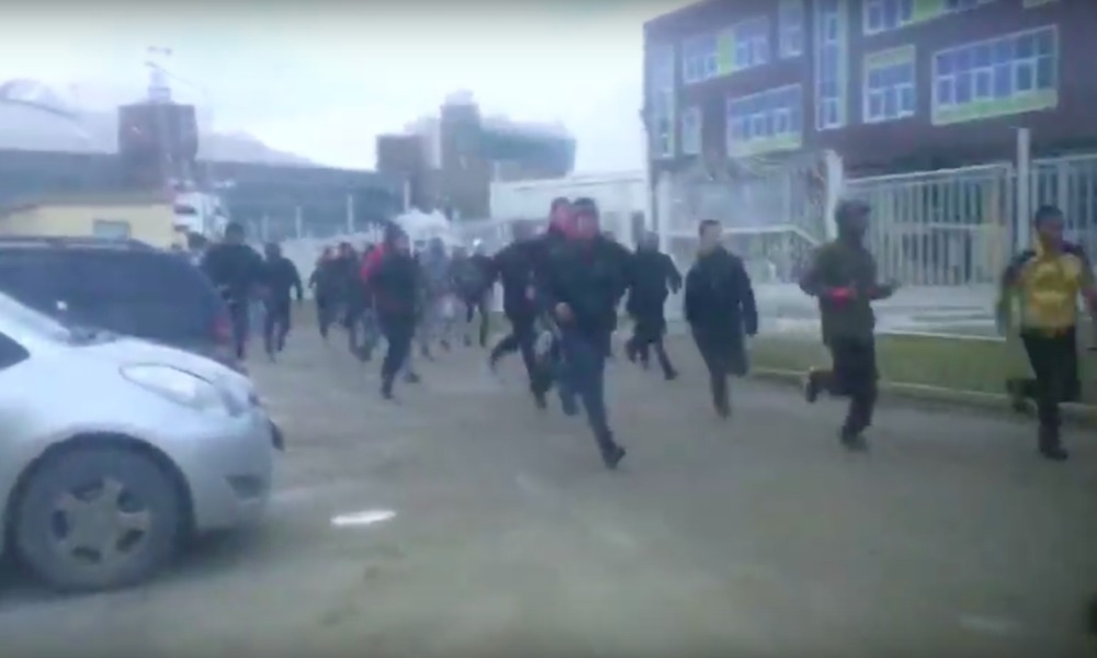 Грандиозная драка сотни молодых людей в Якутске возле бара 