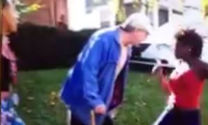 Безжалостное избиение школьницами пенсионера-инвалида сняли на видео американские подростки