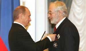 Путин наградил орденами легендарного «английского сыщика» и культового сербского режиссера