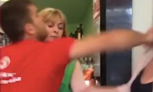 Опубликовано видео избиения покупательницы охранником «Пятерочки» в Сочи