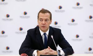 Премьер-министра Медведева срочно эвакуировали после ЧП на форуме в Москве