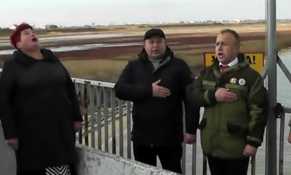 Мэр замерзающего Геническа устроил перформанс на границе Украины и Крыма 