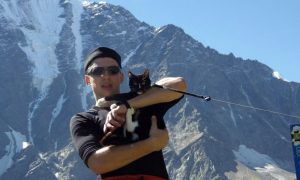 Любопытный уральский котенок Граф с хозяином едет на Байкал после покорения Эльбруса