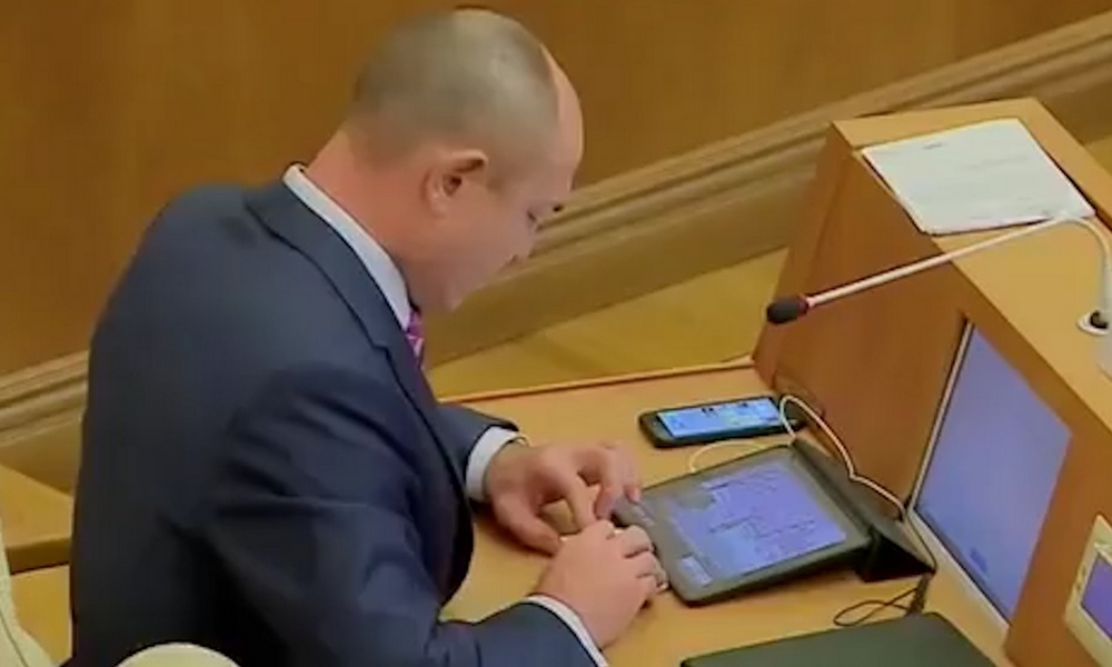 Депутат-единоросс рубился в компьютерные игры на заседании Заксобрания Свердловской области 