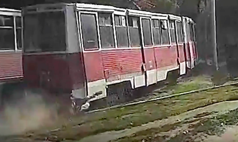 Жуткий проезд трамвая с зацепившимся человеком по Саратову попал на видео 