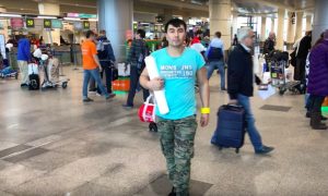 Выгодные для туристов частные упаковщики багажа появились в московском аэропорту Домодедово