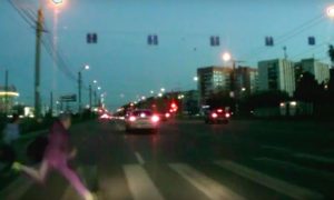 Наезд водителя иномарки на бежавших по “зебре” детей в Челябинске попал на видео