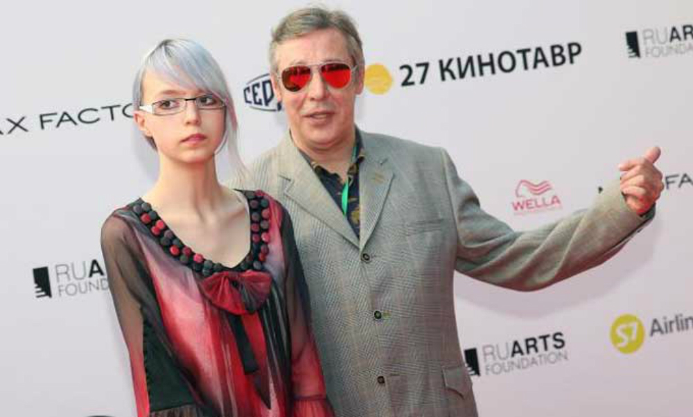 Оставленная матерью дочь Михаила Ефремова назвала себя лесбиянкой с раздвоением личности 