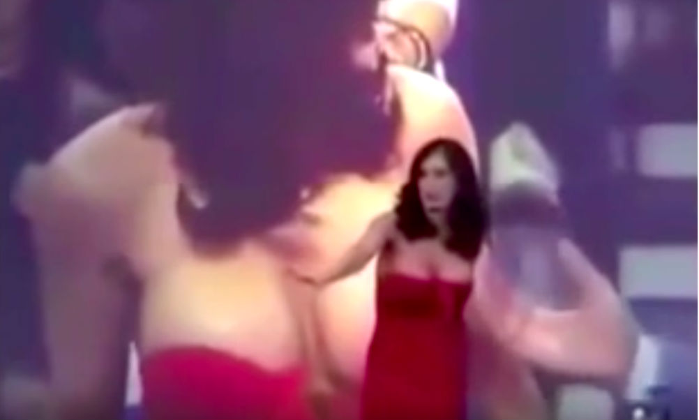 Курьезное обнажение выдающейся груди испанской кинозвезды попало на видео 