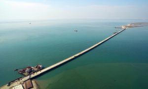 Строители уложили первые плиты автомобильной дороги Керченского моста в направлении Крыма