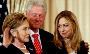 WikiLeaks: Билл и Челси Клинтоны довели до попытки самоубийства главу своего фонда