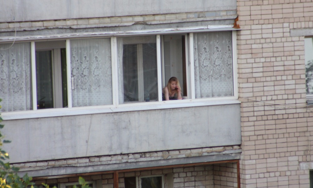 Кот Бонифаций закрыл хозяйку на балконе в Москве и сделал ее звездой Интернета 